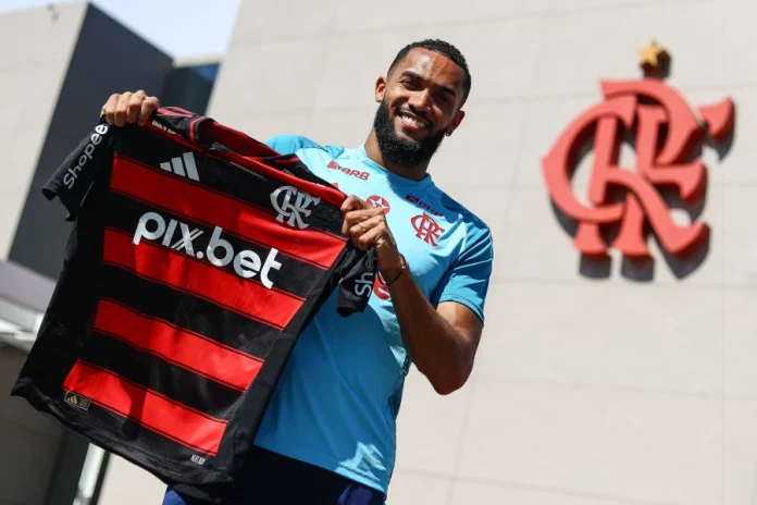 Juninho chega para se apresentar ao Flamengo