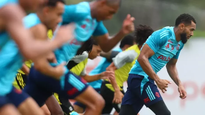 Jogadores em mais um treino do Flamengo no Ninho do Urubu