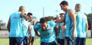 Juninho passa no corredor polonês em treino do Flamengo