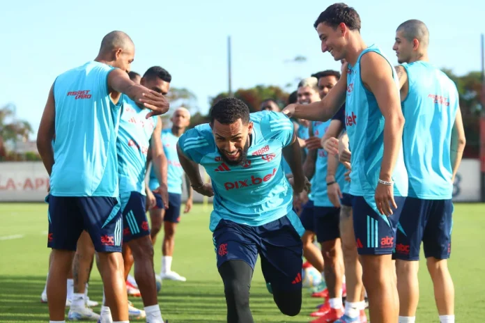 Juninho passa no corredor polonês em treino do Flamengo