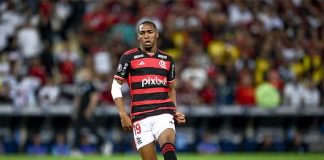 Lorran em campo pelo Flamengo 2024