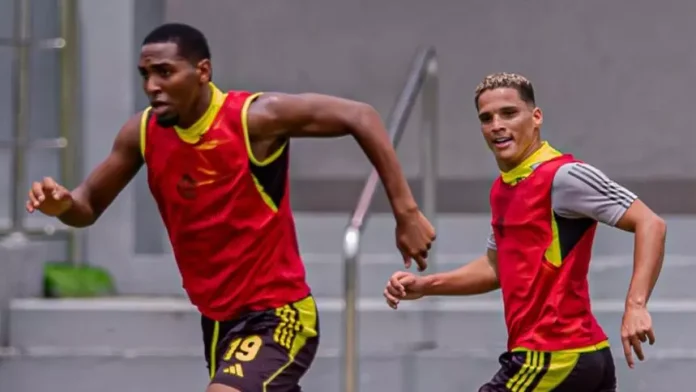 Lorran e Thiaguinho em treino do Flamengo. Foto: Paula Reis / Flamengo