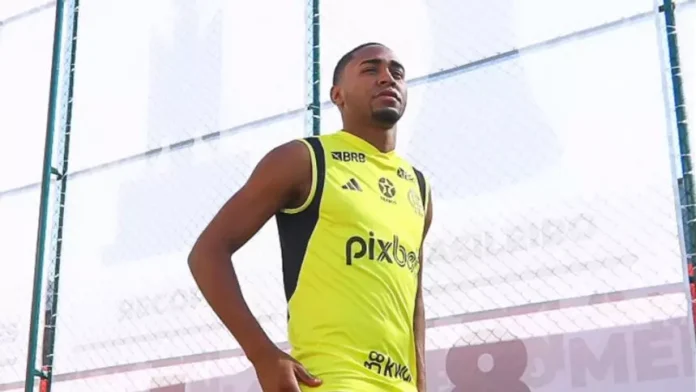 Lorran em treino do Flamengo