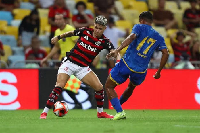 Luiz Araújo em campo no jogo entre Flamengo 2 x 0 Sampaio Corrêa