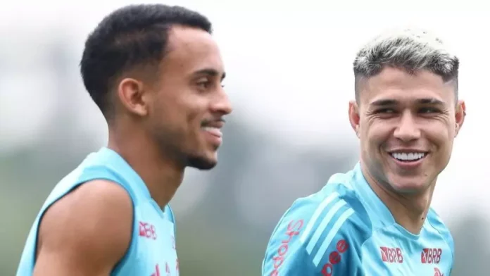 Matheus Gonçalves e Luiz Araújo em treino do Flamengo