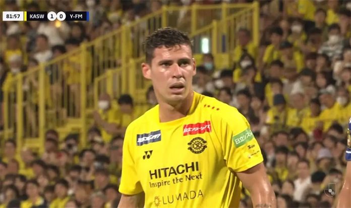 Matheus Sávio em campo pelo Kashiwa Reysol