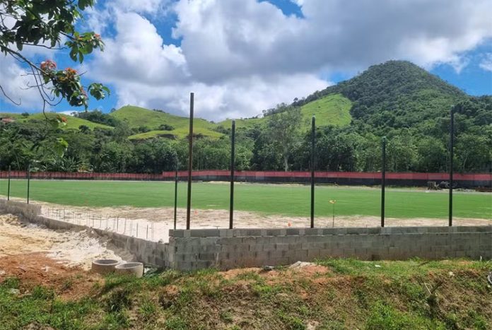 Miniestádio do Flamengo no Ninho do Urubu começa a ganhar forma — Foto: Thiago Lima