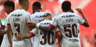 Plata, Michael, Ortiz e demais jogadores comemoram gol do Flamengo sobre o Volta Redonda