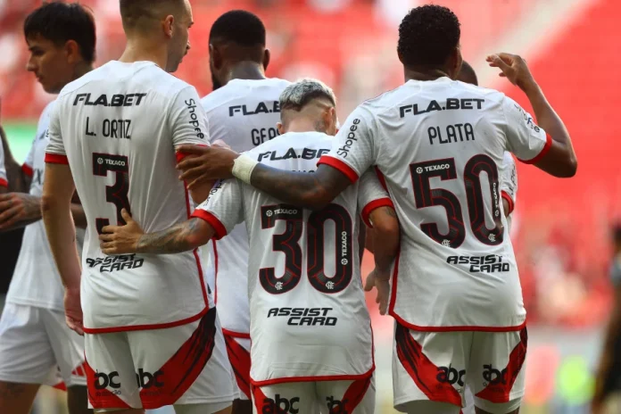 Plata, Michael, Ortiz e demais jogadores comemoram gol do Flamengo sobre o Volta Redonda