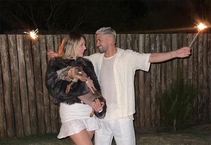 Arrascaeta com sua esposa no Ano Novo — Foto: Divulgação