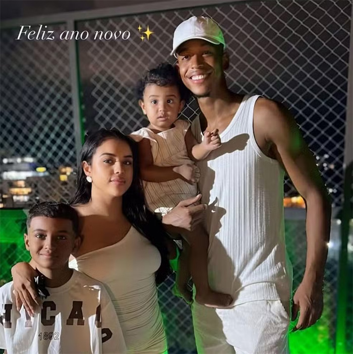 Carlinhos passou a virada com a família em casa — Foto: Reprodução