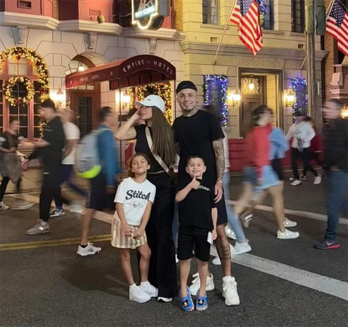Cebolinha com a família em um parque em Orlando — Foto: Divulgação
