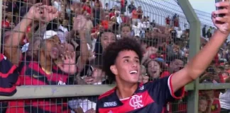 Ryan Roberto tira foto com torcida após estreia do Flamengo na Copinha 2025
