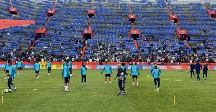 Treino do Flamengo no Ben Hill Griffin Stadium, na Flórida