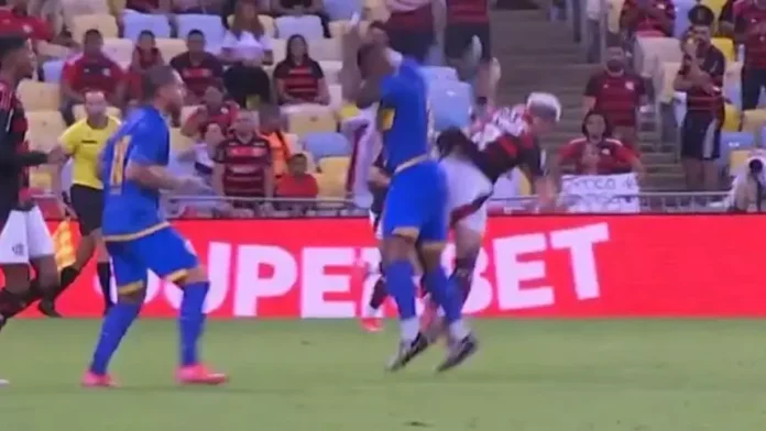 Varela em campo no jogo entre Flamengo 2 x 0 Sampaio Corrêa