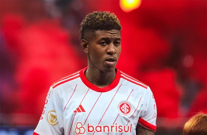 Vitão zagueiro do Internacional