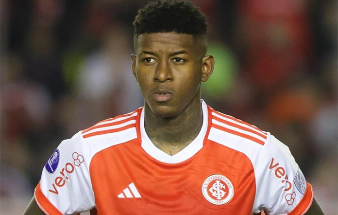 Vitão zagueiro do Internacional