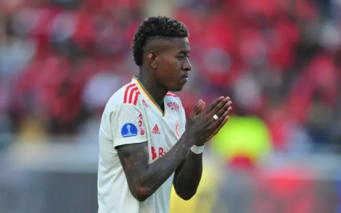 Vitão zagueiro do Internacional