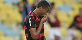 Wallace Yan comemora seu gol na vitória do Flamengo por 2x0 sobre o Sampaio Corrêa