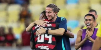 Wallace Yan entra, marca o gol e abraça o técnico Filipe Luís