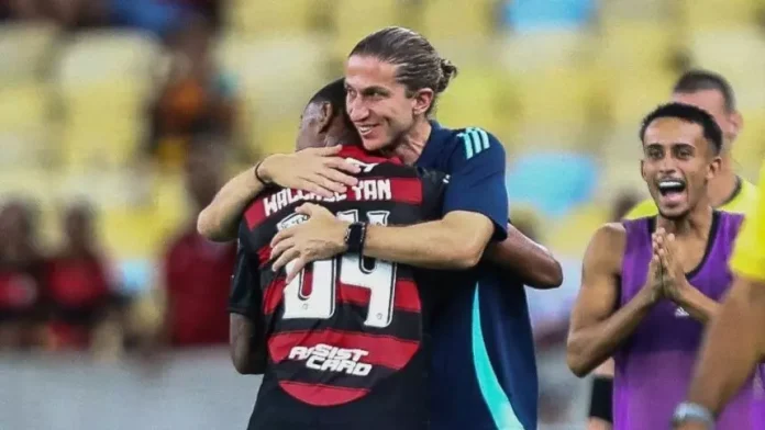Wallace Yan entra, marca o gol e abraça o técnico Filipe Luís