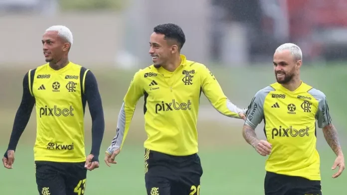 Wesley, Matheus Gonçalves e Michael em treino do Flamengo no Ninho do Urubu
