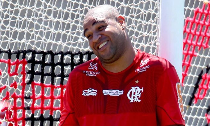 Adriano Imperador treinando no Flamengo em 2012