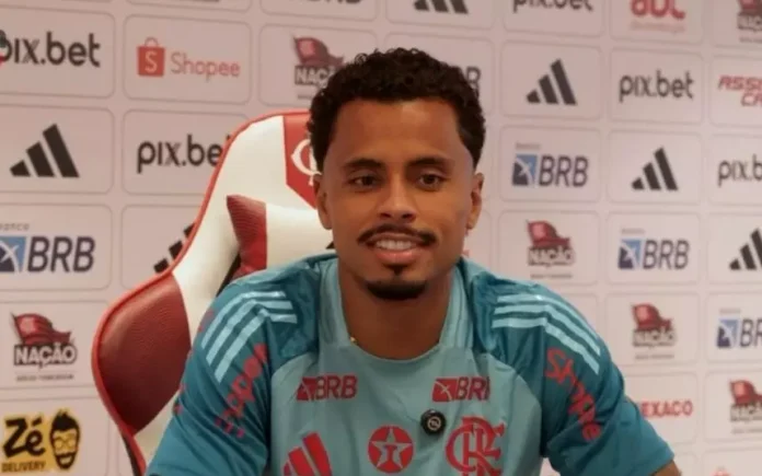 Allan em entrevista coletiva no Flamengo