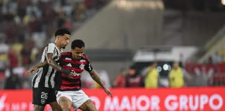 Allan em campo pelo Flamengo contra o Botafogo