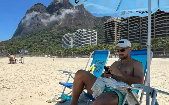 Arrascaeta na praia em dia de folga no Flamengo