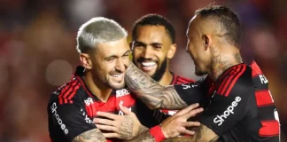 Arrascaeta, Juninho e Everton Cebolinha comemoram mais um gol do Flamengo