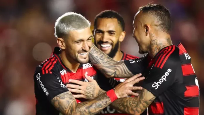 Arrascaeta, Juninho e Everton Cebolinha comemoram mais um gol do Flamengo