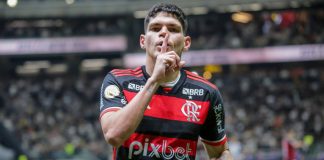 Ayrton Lucas em campo pelo Flamengo