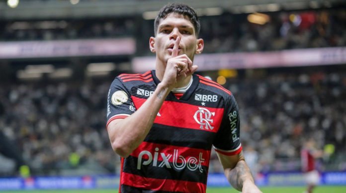 Ayrton Lucas em campo pelo Flamengo