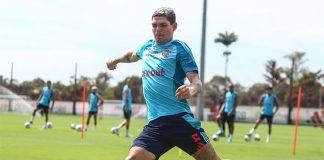 Ayrton Lucas em treino do Flamengo no Ninho do Urubu 2025