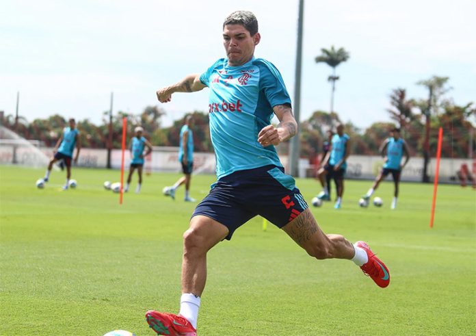 Ayrton Lucas em treino do Flamengo no Ninho do Urubu 2025