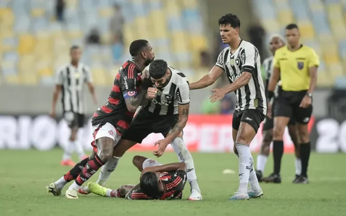 Gerson empurra Barboza pra longe de Bruno Henrique, caído, em briga no clássico Flamengo x Botafogo