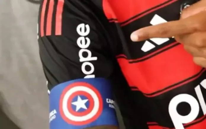 Escudo do Capitão América na faixa de capitão do Flamengo