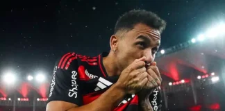 Danilo em sua apresentação a torcida do Flamengo no Maracanã