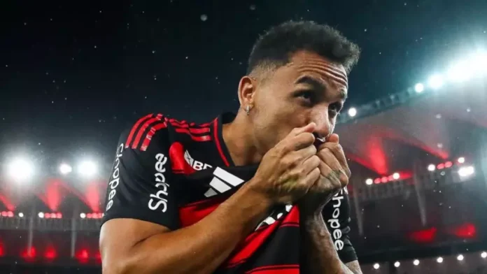 Danilo em sua apresentação a torcida do Flamengo no Maracanã
