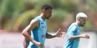 Danilo e Arrascaeta em treino do Flamengo no Ninho do Urubu