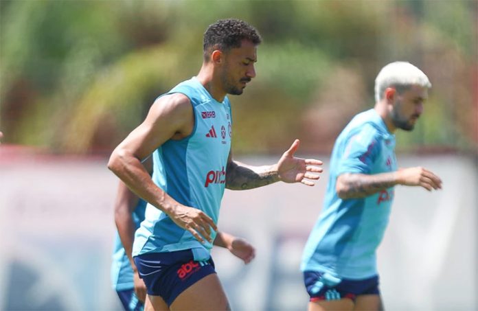 Danilo e Arrascaeta em treino do Flamengo no Ninho do Urubu