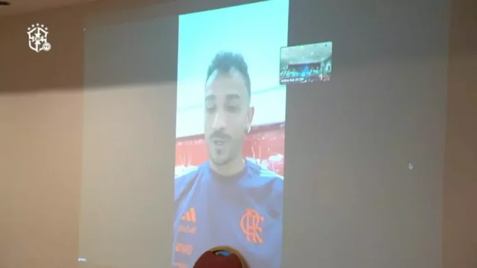 Danilo fala em vídeo com jogadores da Seleção Brasileira Sub-20, que estão jogando o Sul-Americano