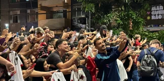 Danilo tira fotos com torcedores, na chegada do Flamengo em Belém do Pará