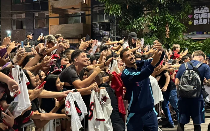 Danilo tira fotos com torcedores, na chegada do Flamengo em Belém do Pará