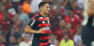Danilo em campo pelo Flamengo contra o Botafogo