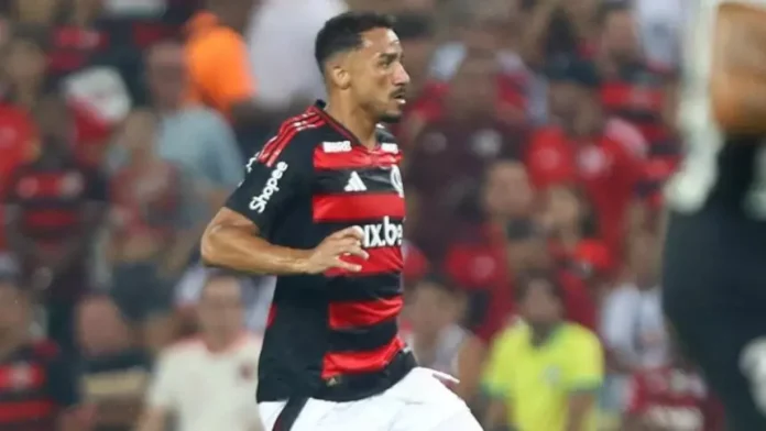 Danilo em campo pelo Flamengo contra o Botafogo