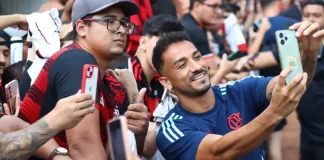 Danilo tira foto com torcedor na chegada do Flamengo a Uberlândia-MG