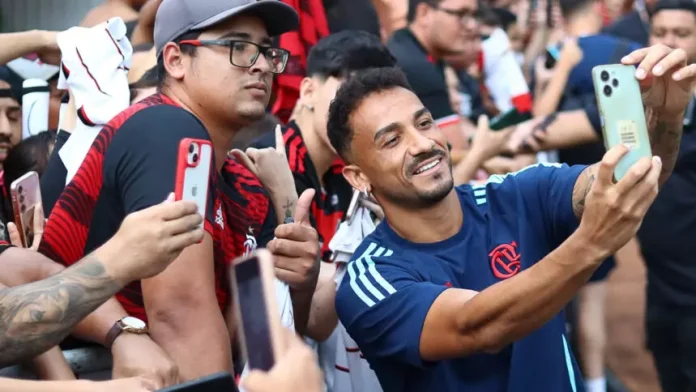 Danilo-Flamengo-Uberlandia Danilo tira foto com torcedor na chegada do Flamengo a Uberlândia-MG