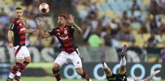 Danilo em campo pelo Flamengo contra o Vasco